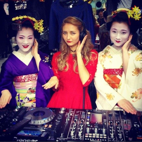 Cultural Comp: Geisha. Hey guys. I know you don’t know me but I think that’s okay. In response to seeing the recent comps displaying examples of people of diffe